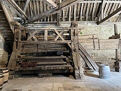 Pressoir exposé dans la cuverie