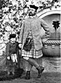 Kroonprins Frederik Willem met zijn 5-jarig zoontje Wilhelm op bezoek in Balmoral Castle (Schotland). Dit was waarschijnlijk ter gelegenheid van het huwelijk van Frederiks zwager Albert Eduard, de Prins van Wales (maart 1863).