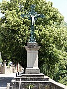 Croix de la crucifixion de Jésus au bourg de Versols.