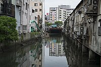 「その風呂屋のある市場に近い旦過橋（写真奥の橋）を渡ると、角に古本屋があった」（「臭う町」）。