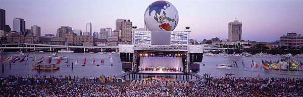 Panoramudsigt over Brisbane med scenen fra World Expo 88 i forgrunden