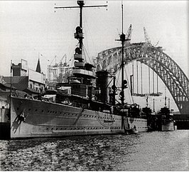 Hr. Ms. Java afgemeerd in Sydney in 1930, daar achter de De Ruyter en Evertsen. Met op de achtergrond Sydney Harbour Bridge.