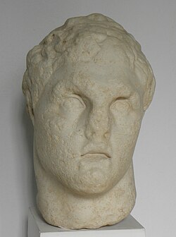 Голова колоссальной статуи Птолемея IV, изображающая его в виде Геракла. Археологический музей города Коса, Кос, Греция
