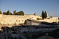 La plaça del Mur, amb a esquèrra la partida dels òmes e a drecha, aquesta de las femnas, la palanca pels toristas visitant las mosquetas e la mosqueta Al-Aqsa