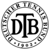 Abgebildet ist das Logo des Deutschen Tennisbundes. Dargestellt ist ein weißer Kreis mit einem schwarzen Rahmen und einer inneren Kreislinie. Zwischen den beiden Linien ist der Text "Deutscher Tennisbund 1902" angebracht. In der Mitte des Kreises findet sich die Abkürzung "DTB".