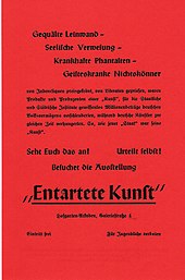 Infoblatt zur Ausstellung „Entartete Kunst“ mit alter, schwarzer Schrift auf rotem Untergrund. Oben stehen die Hauptaussagen „Gequälte Leinwand – seelische Verwesung – krankhafte Phantasien – geisteskranke Nichtskönner“ und in der Mitte „Seht euch das an! Urteilt selbst!“