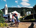 Mountain-Biker vor der Kirche