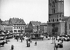 Der Heinrichsbrunnen (1873). Das große Haus im Hintergrund links ist die Hagenmarkt-Apotheke. Bild rechts, Blickrichtung Nordosten Ansicht von 1892 mit Katharinenkirche.