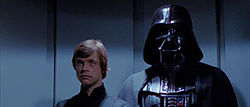 Vasemmalla Luke Skywalker ja oikealla Darth Vader.