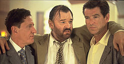 Balról jobbra a film szereplői Geoffrey Rush, Brendan Gleeson és Pierce Brosnan.