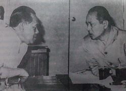 Sultan Hamengkubuwana IX berbincang dengan Presiden Soeharto pada Rapat Paripurna Pertama Kabinet Pembangunan I, 19 Juni 1968.