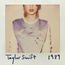 Sampul 1989 karya Taylor Swift, menampilkan polaroid badan Swift, dengan bagian atas wajahnya terpotong. Inisial sang penyanyi T. S. dan judul album tersebut berada di bawah polaroidnya.