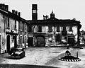 Piazza Mazzini in un’immagine degli inizi degli anni '50 del secolo scorso. Sulla destra, dietro il monumento, Palazzo Lucini Arborio Mella