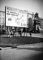 Cartelli in tedesco in piazza Duomo a Milano nel 1944 durante l'occupazione nazista dell'Italia