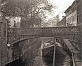 Il ponte delle Sirenette a Milano quando ancora si trovava in via Visconti di Modrone, lungo la Cerchia dei Navigli. Con l'interramento di quest'ultima, è stato spostato all'interno di Parco Sempione