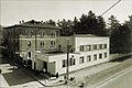 Ingresso di via Candiani del vecchio ospedale civile di Legnano in una foto di fine anni sessanta del XX secolo. Sulla destra i binari della tranvia Milano-Gallarate, che è stata soppressa nel 1966