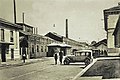 Piazzale della stazione di Legnano negli anni trenta del XX secolo. Sulla destra la stazione ferroviaria, sulla sinistra gli stabilimenti della Franco Tosi Meccanica