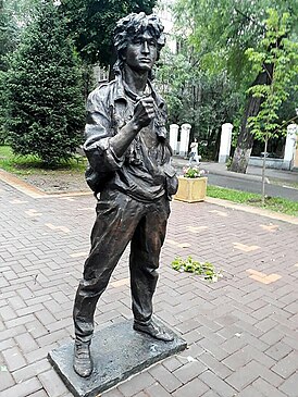 Памятник Виктору Цою в июне 2018 года