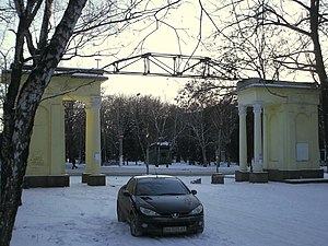 Вход в парк Пушкина от бульв. Машиностроителей и ул. Дружбы