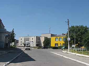 У центрі Ярмолинців (на під'їзді до центрального майдану — площі 600-річчя Ярмолинець)