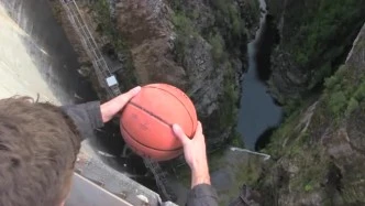 老外在一个万丈深渊的大堤坝上投放篮球，奇怪的事情发生了！