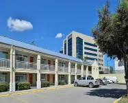 Econo Lodge Inn & Suites University