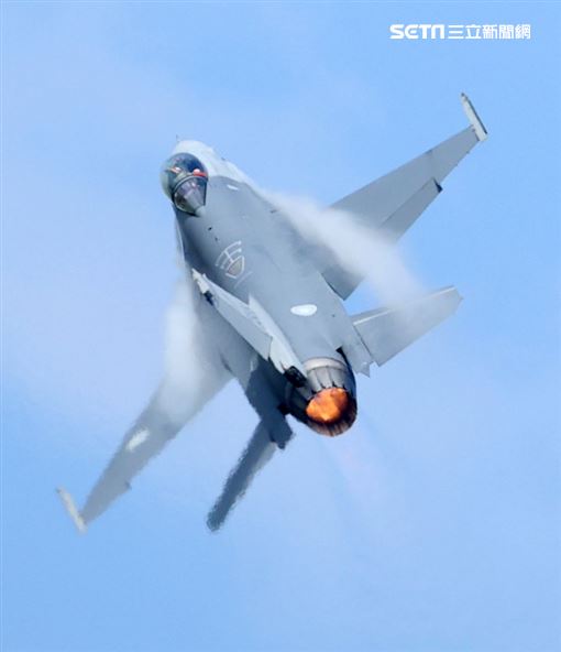 F16-V BLK20型戰機單機性能展示。（記者邱榮吉/嘉義拍攝）