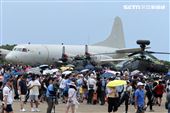 112年國防知性之旅清泉崗航空嘉年華，近10萬民眾參訪。（圖/記者邱榮吉台中拍攝）