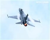 112年國防知性之旅清泉崗航空嘉年華，F16戰機性能展示。（圖/記者邱榮吉台中拍攝）
