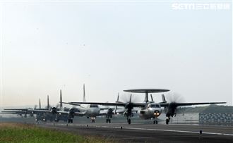 空軍113年春節加強戰備，E-2K型空中預警、P-3C獵戶座反潛巡邏機、C-130H型力士運輸機，三種機型大象走路滑行。（圖/記者邱榮吉屏東攝影）