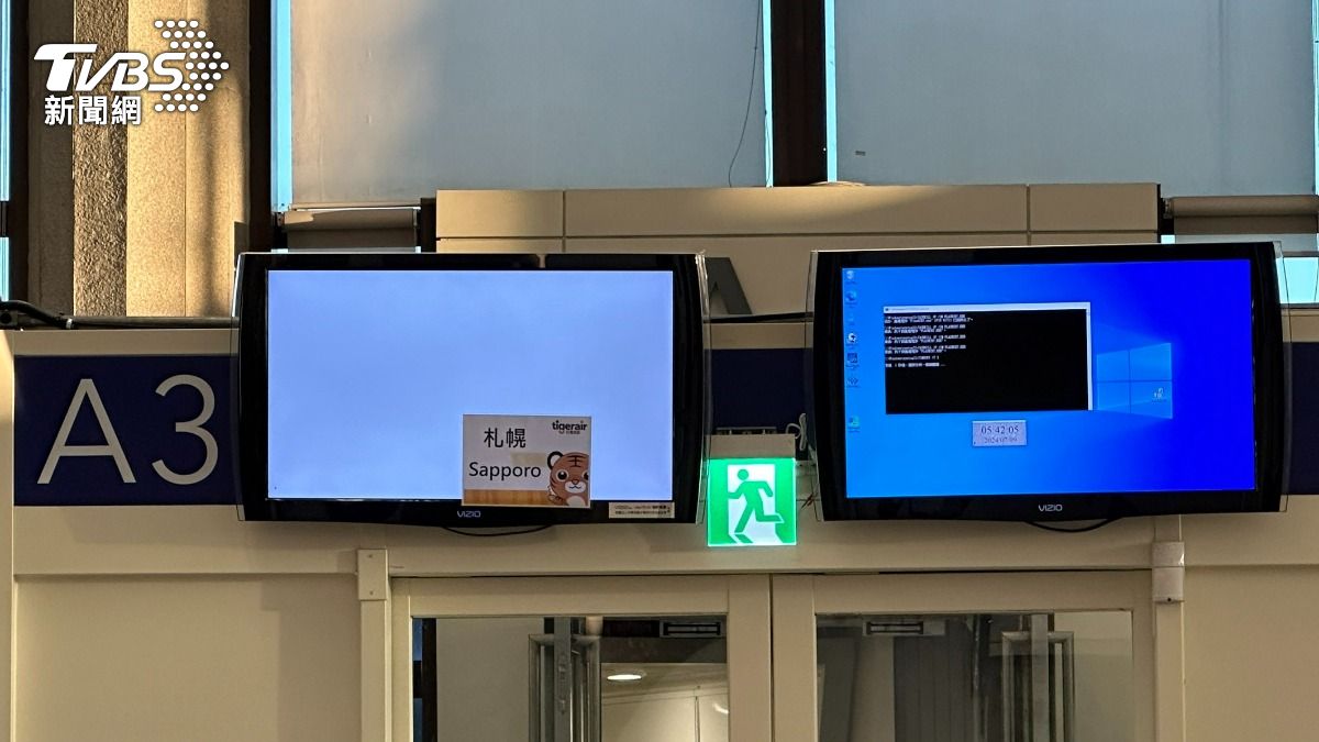 桃園機場一航廈傳出跳電，螢幕故障無法顯示航班資訊。（圖／TVBS)