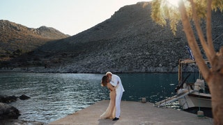 Il matrimonio in Grecia di Lupo Lanzara e Federica Cremisini. L'abito da sposa nude nasce con un pizzo trovato in Accademia