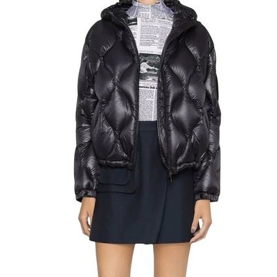 [全新真品代購-F/W22 新品!] MONCLER 黑色 曲線縫紉 連帽 羽絨外套