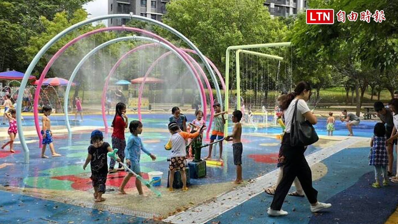 熱！潭雅神綠園道戲水區開放 親子遊客享清涼