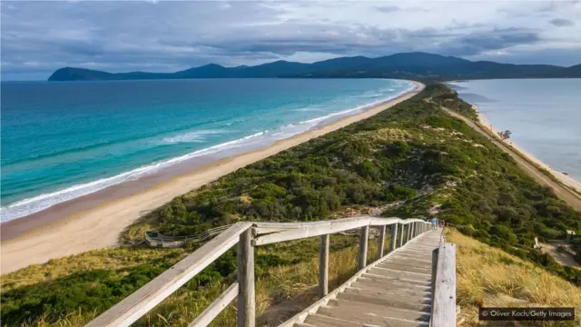 ��於塔斯馬尼亞海岸外的布朗尼島（ Bruny Island）實際是由一道地峽連接在一起的兩個小島。