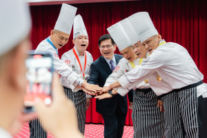 餐旅代表隊出征馬國拚廚藝 林佳龍授旗勉：最好的國民文化外交