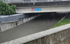 雨彈狂炸！板橋淹水警戒  浮洲橋下淹成河道