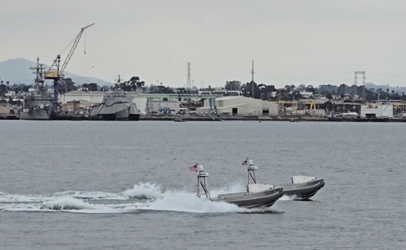 美國海軍2艘全球自主偵察艇「地獄獵犬」執行任務測試中，可能為美國打造「蜂群戰術」的原型。   圖：翻攝US Navy