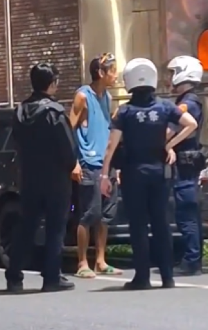 唐治平在宜蘭頭城被警方關切。   圖：翻攝自我是礁溪人臉書社團