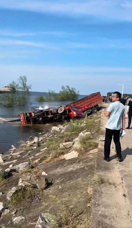 修補洞庭湖堤防的沙石連車，竟直接開入湖中。   圖：翻攝自 0 X（前推特）帳號