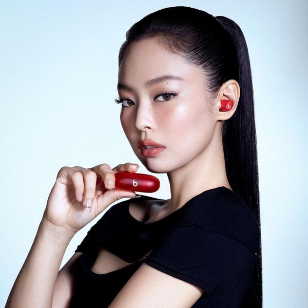 Jennie再度發揮超強吸金力！盤點2024上半年9個「金珍妮熱潮」：3項新代言到手、合作陳冠希聯名引熱議！