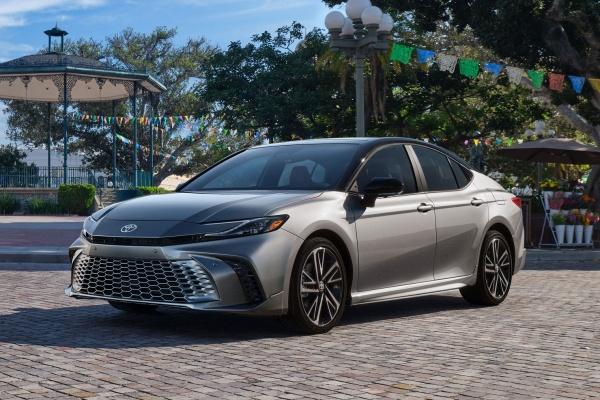 Toyota 新世代 Camry 竟要加價近 20 萬購買！經銷商遭車迷怒批貪婪