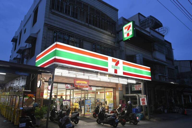 7-11新招牌曝光！1經典設計消失 大批網友朝聖喊超不習慣