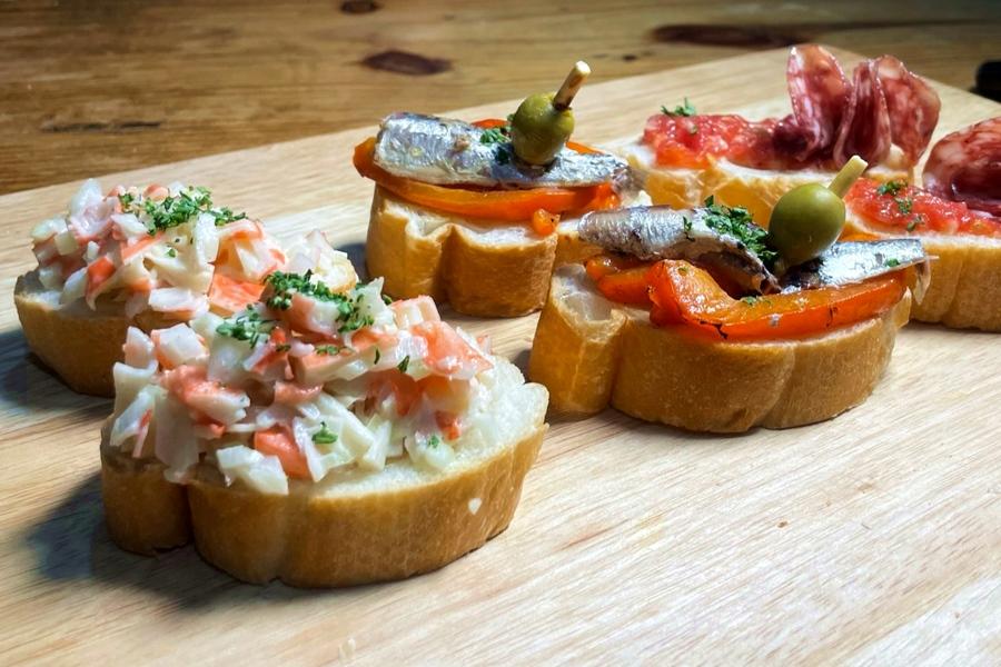 西班牙經典Tapas三口味一次滿足！沙丁魚鹹香、蟹肉沙拉好爽口