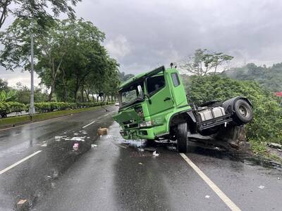 台16線砂石車自撞安全島 車頭反彈卡護欄