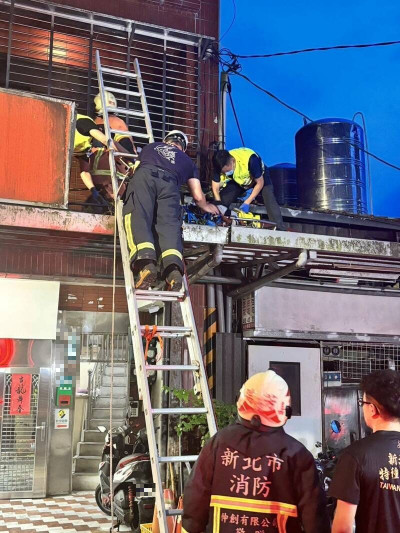 瑞芳火車站旁女子墜樓 消防隊員搶救送醫