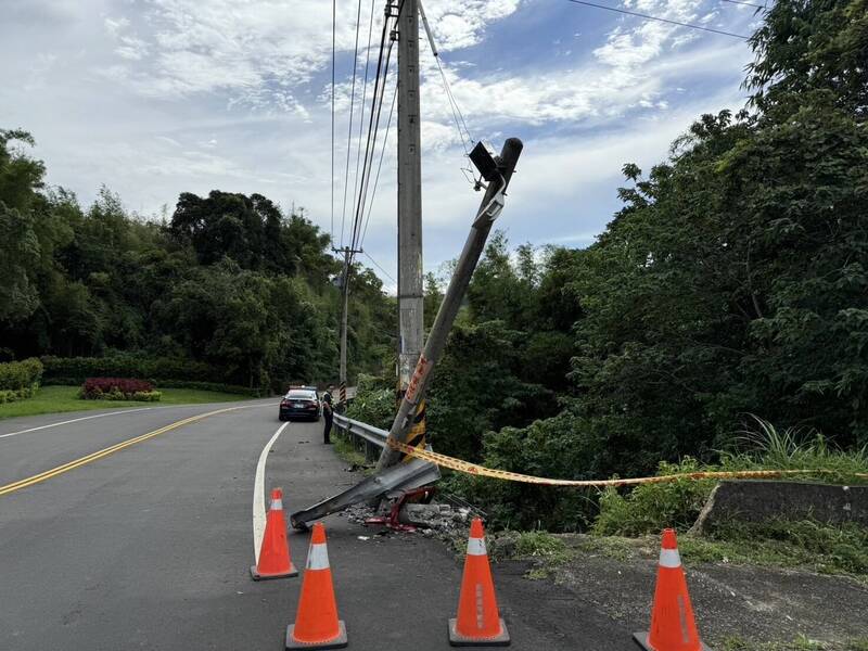 男子深夜開車經公墓路段 疑路況不熟撞電桿翻落山谷