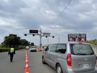 屏東台1線北返車潮湧現  警方實施調撥車道