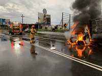 天雨路滑自撞起火  駕駛背部燒燙傷救治中