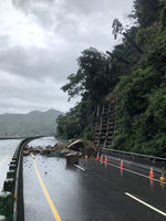 大雨釀台72線巨石崩落  苗栗縣多路段坍方中斷